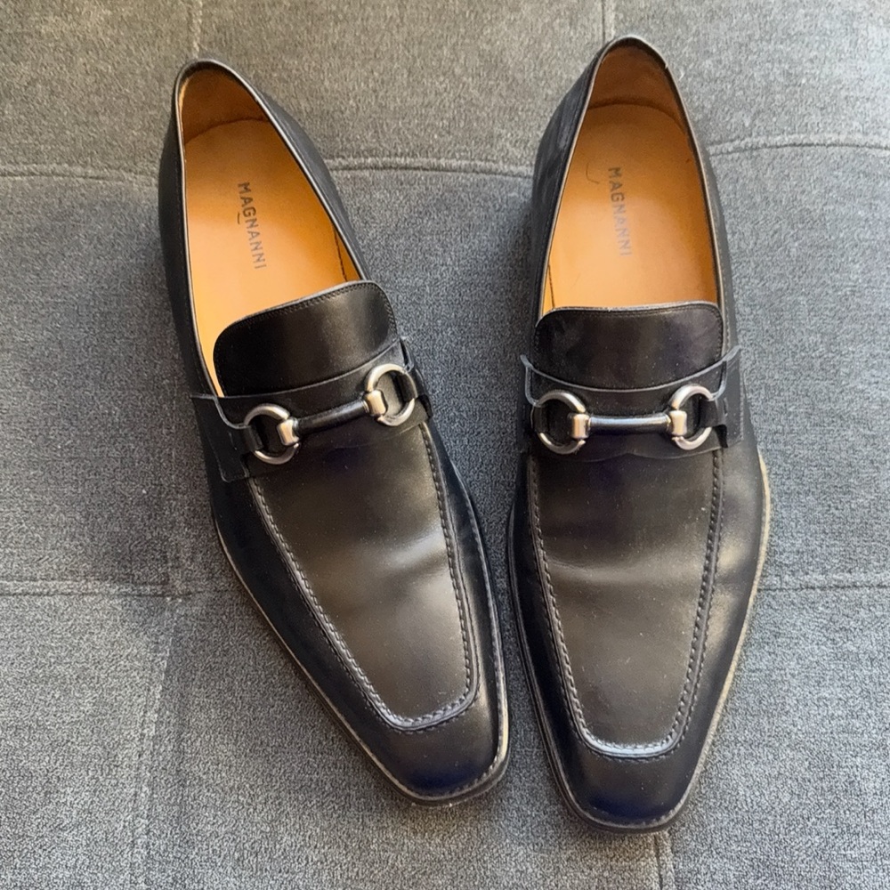 Magnanni Black Leather Slip-On Loafers